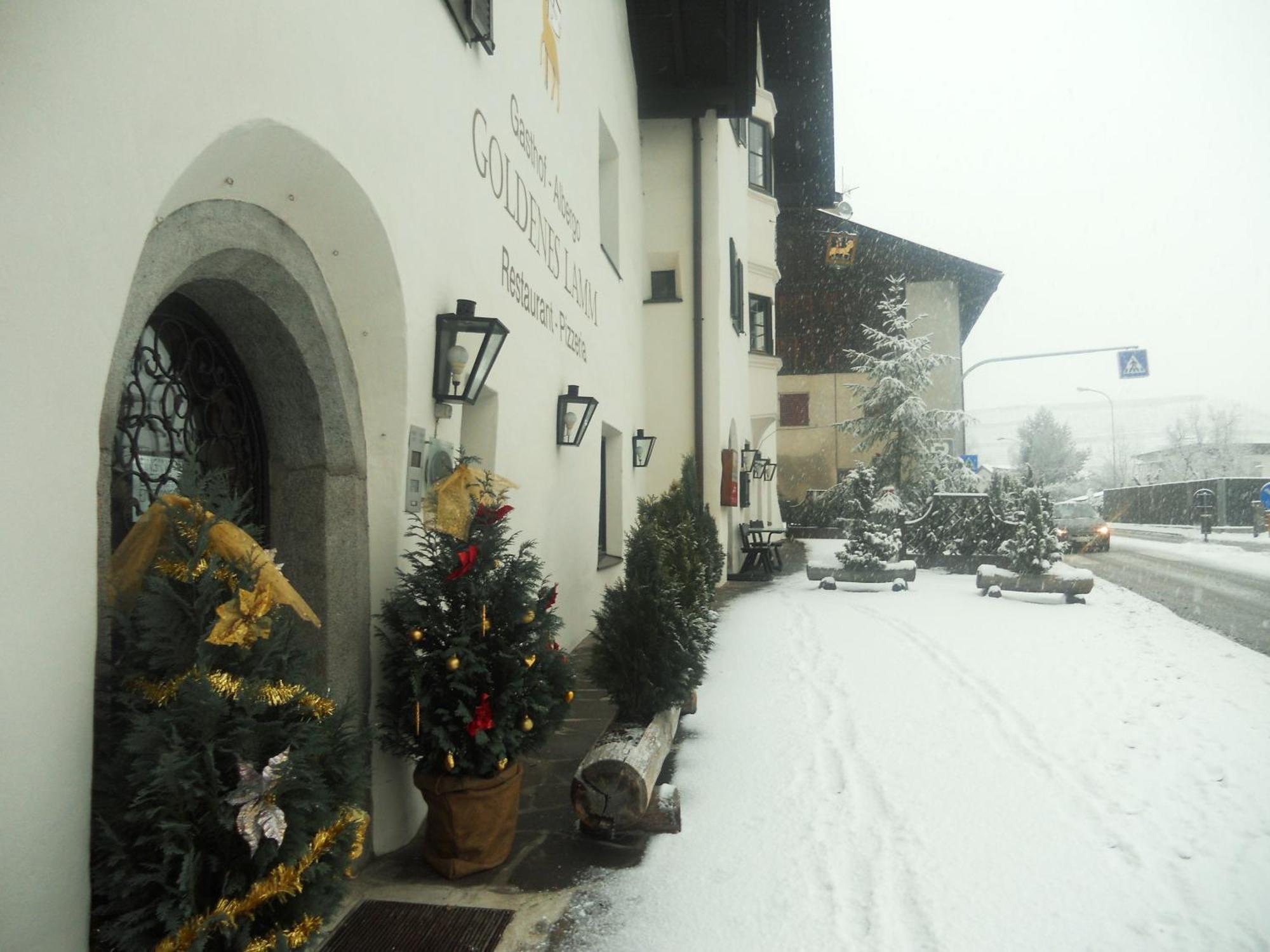 Готель Gasthof Goldenes Lamm Vahrn Екстер'єр фото