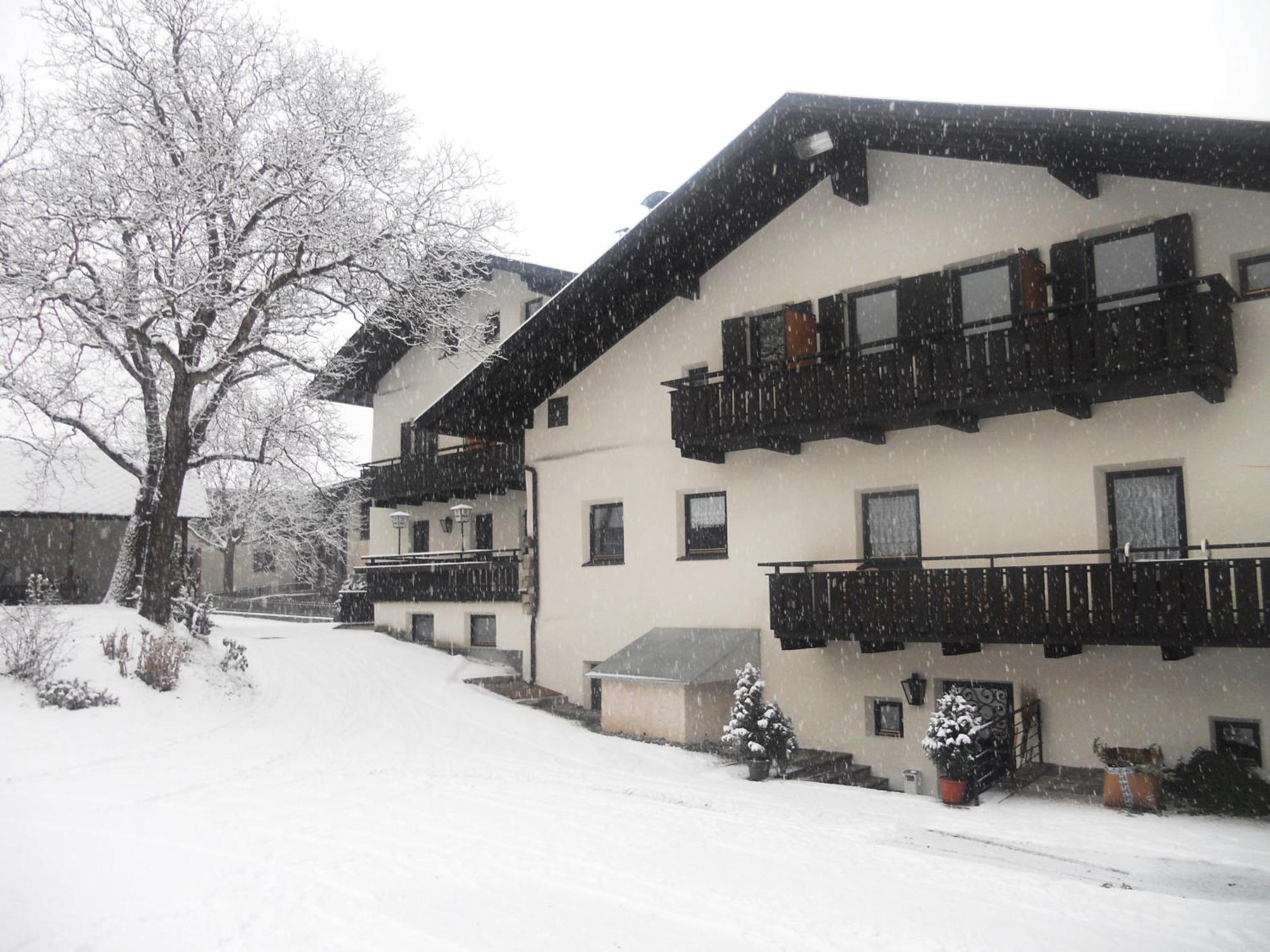 Готель Gasthof Goldenes Lamm Vahrn Екстер'єр фото